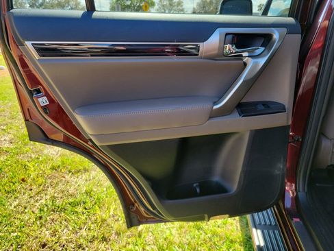 Used 2021 Lexus GX 460 Premium w/ Premium Package image 11