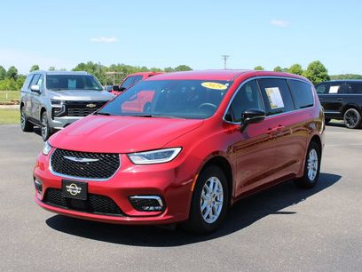 Used 2025 Chrysler Pacifica Select