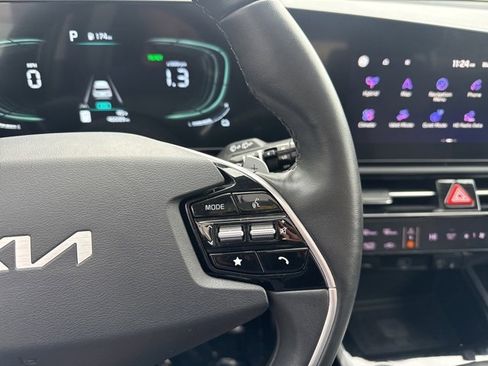 Used 2023 Kia Niro SX Touring image 18