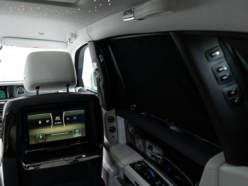Used 2023 Rolls-Royce Phantom Sedan RWD image 32
