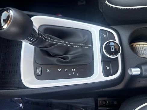 Used 2024 Hyundai Venue Limited FWD image 22