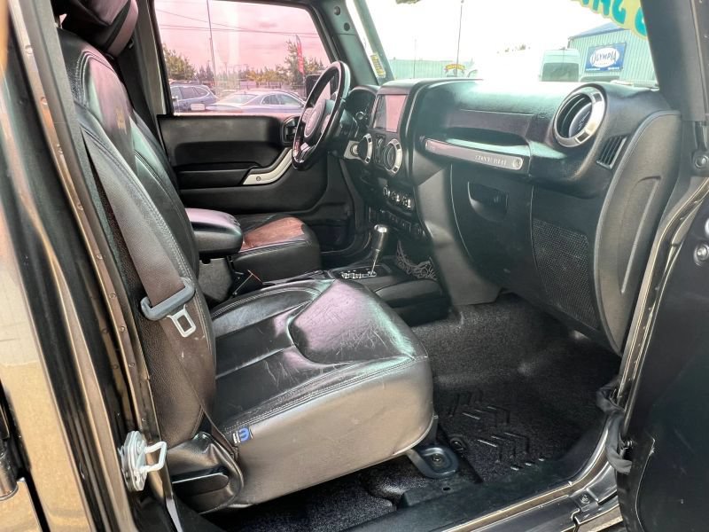 Used 2017 Jeep Wrangler Unlimited Sahara w/ Max Tow Package AWD/4WD image 8
