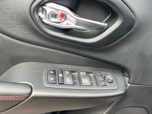 Used 2021 Jeep Cherokee Trailhawk AWD/4WD image 31