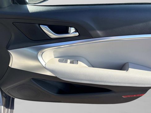 Used 2025 Genesis G70 2.5T image 30