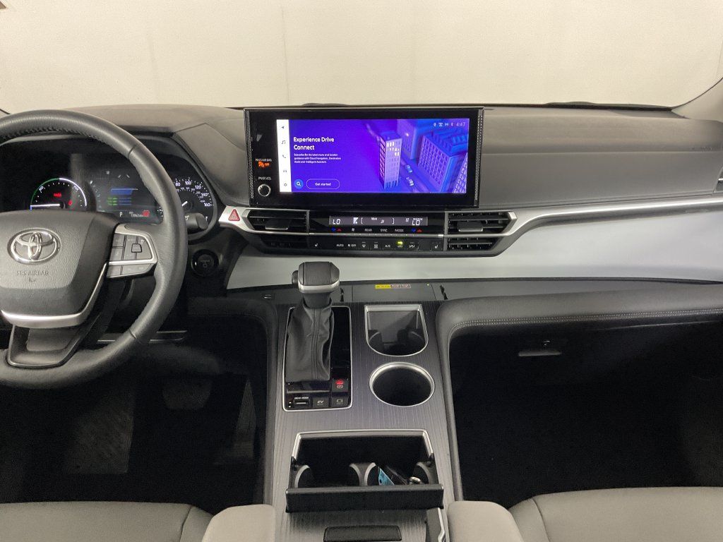 Used 2025 Toyota Sienna XLE FWD image 16