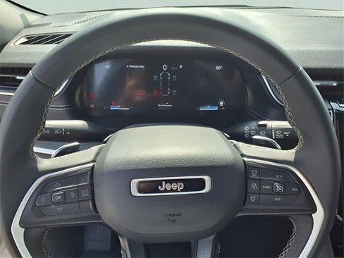 Used 2023 Jeep Grand Cherokee L Laredo image 16