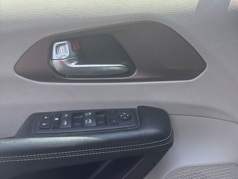 Used 2023 Chrysler Voyager LX FWD image 11