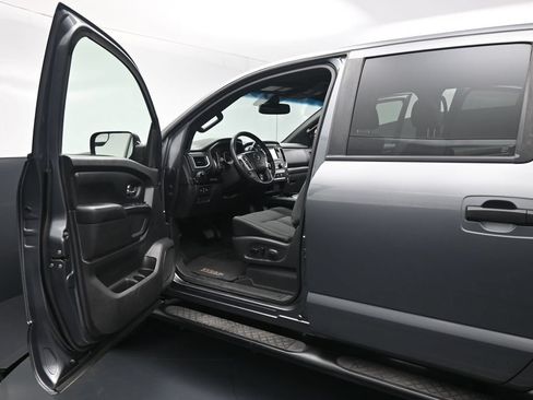 Used 2019 Nissan Titan SV w/ SV Convenience Package RWD image 9
