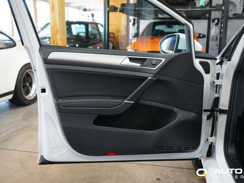 Used 2017 Volkswagen Golf SE image 13