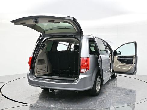 Used 2016 Dodge Grand Caravan SXT image 59