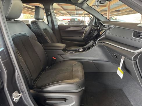 Used 2025 Jeep Grand Cherokee L Altitude image 40