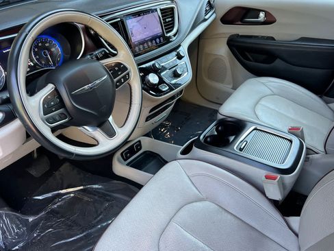 Used 2017 Chrysler Pacifica Limited w/ UConnect Theater Package FWD image 11