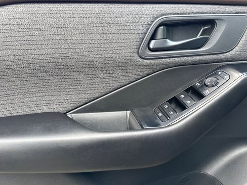 Used 2023 Nissan Rogue S image 11