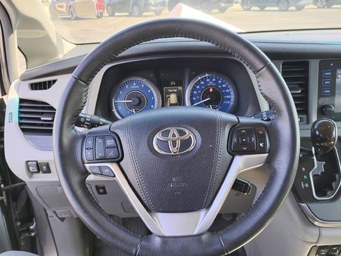 Used 2017 Toyota Sienna XLE AWD/4WD image 19