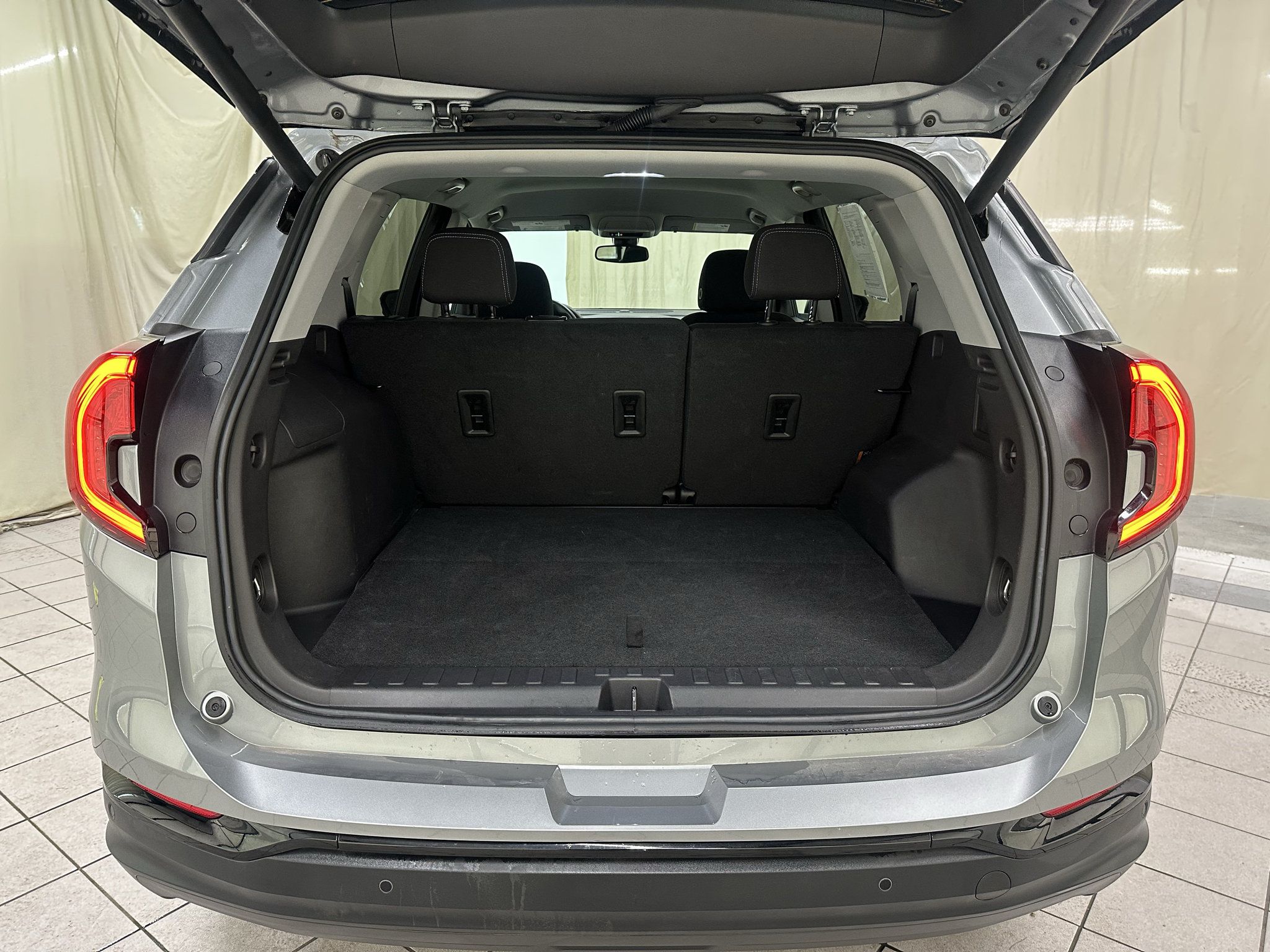 Used 2024 GMC Terrain SLE w/ Elevation Edition AWD/4WD image 8
