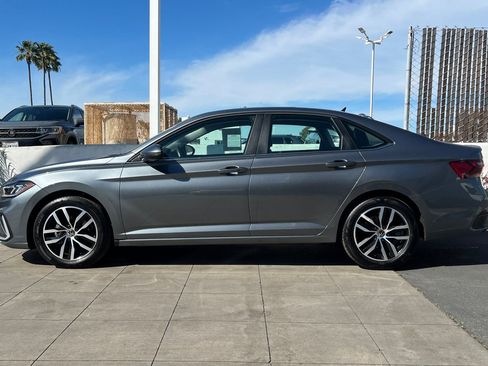 Certified 2025 Volkswagen Jetta SE image 7