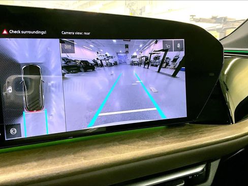 Used 2025 Audi Q5 Premium w/ Convenience Package image 31