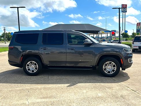 Used 2022 Jeep Wagoneer Series I RWD image 9