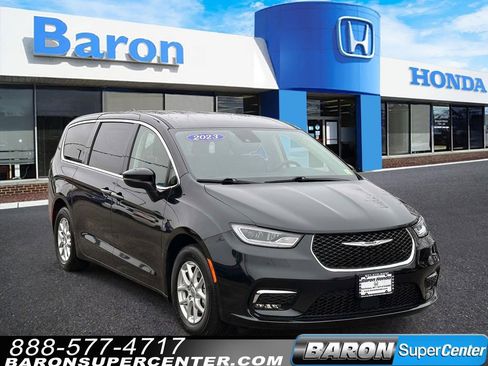 Used 2023 Chrysler Pacifica Touring-L image 1