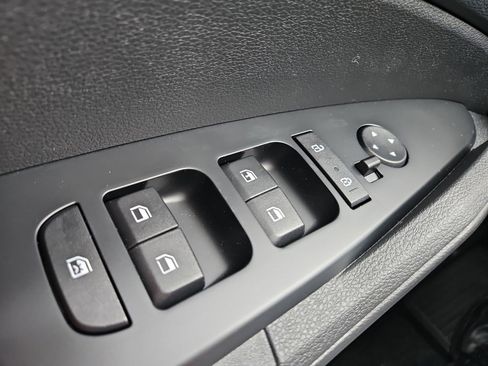 Used 2025 Kia Sportage LX image 21