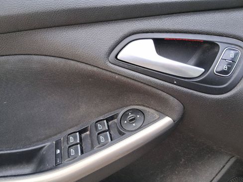 Used 2016 Ford Focus Titanium w/ Titanium Technology Package FWD image 17
