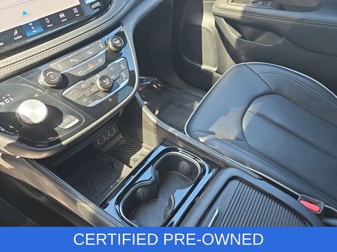 Used 2025 Chrysler Pacifica Limited image 25