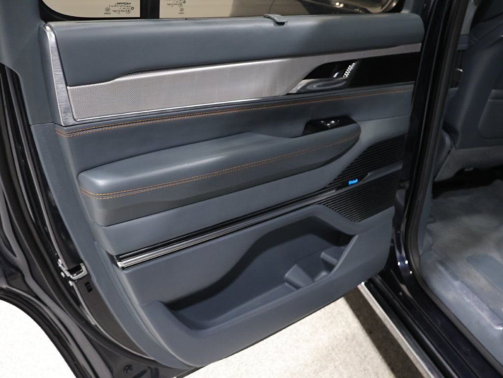 Used 2022 Jeep Grand Wagoneer Series III AWD/4WD image 19