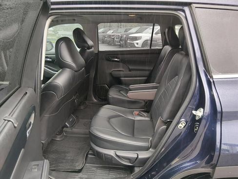 Used 2023 Toyota Highlander XLE FWD image 14