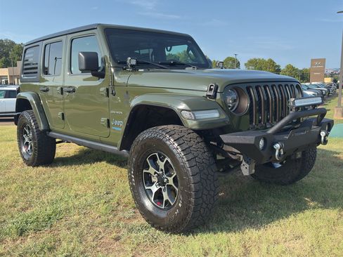 Used 2021 Jeep Wrangler Unlimited Sahara w/ Cold Weather Group AWD/4WD image 1