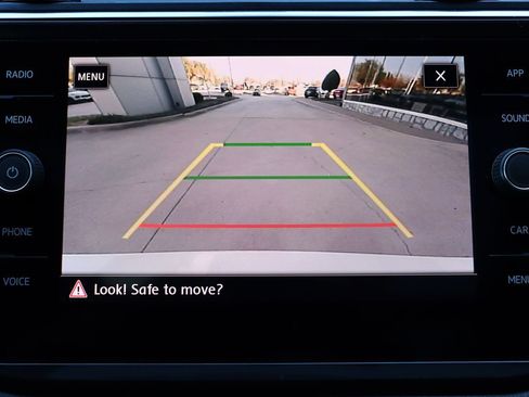 Used 2020 Volkswagen Tiguan SE w/ Panoramic Sunroof Package image 23