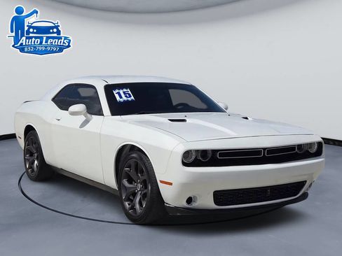 Used 2015 Dodge Challenger SXT RWD image 2