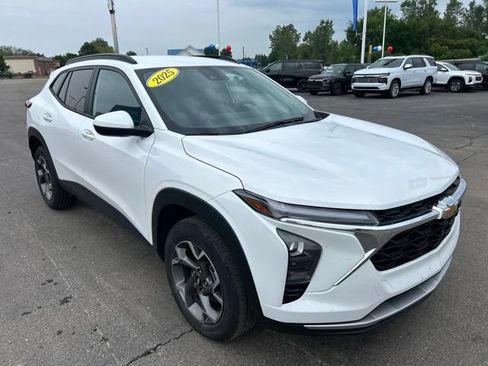 Used 2025 Chevrolet Trax LT FWD image 3