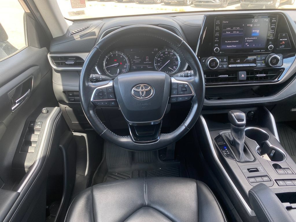 Used 2021 Toyota Highlander XLE AWD/4WD image 23
