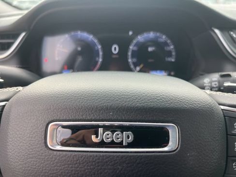 Used 2025 Jeep Grand Cherokee Altitude AWD/4WD image 35