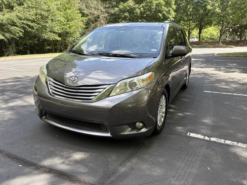 Used 2016 Toyota Sienna XLE FWD image 7