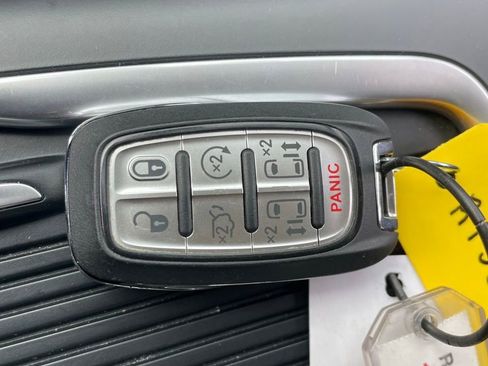 Used 2024 Chrysler Pacifica Touring-L FWD image 12