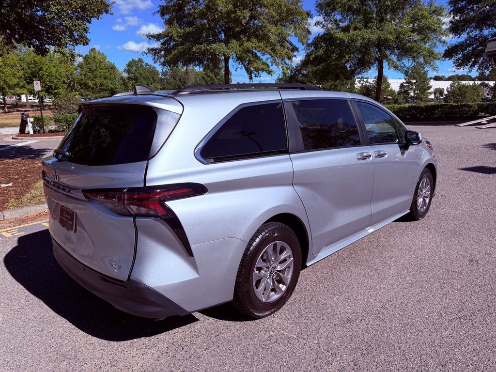 Used 2025 Toyota Sienna XLE FWD image 14