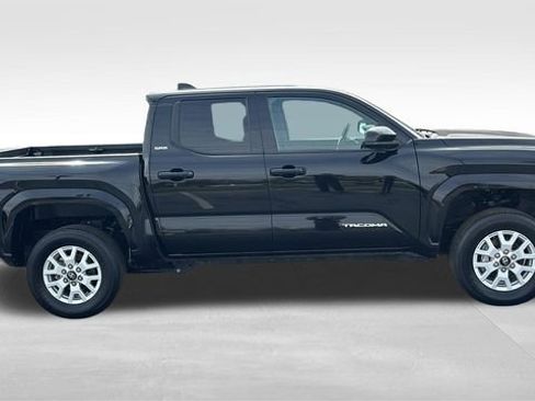 Used 2025 Toyota Tacoma SR5 AWD/4WD image 28