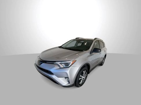 Used 2018 Toyota RAV4 LE image 4