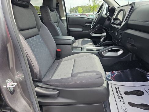 Used 2025 Nissan Frontier SV RWD image 11