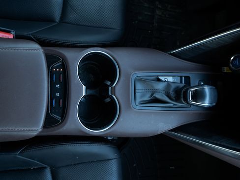 Used 2021 Toyota Venza Limited image 27