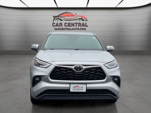 Used 2023 Toyota Highlander LE AWD/4WD image 9