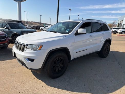 Used 2018 Jeep Grand Cherokee Laredo image 3
