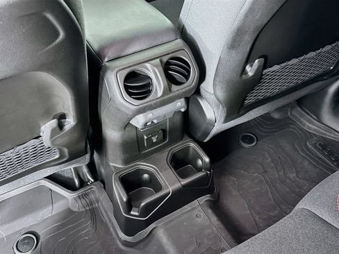 Used 2024 Jeep Wrangler Unlimited Rubicon w/ Technology Group AWD/4WD image 31