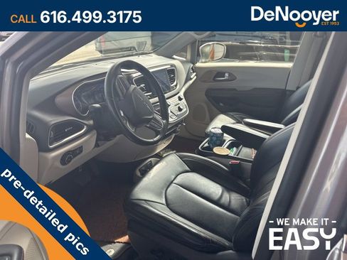 Used 2017 Chrysler Pacifica Touring-L image 9