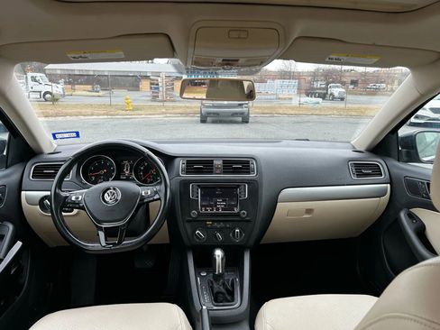 Used 2017 Volkswagen Jetta SE image 14