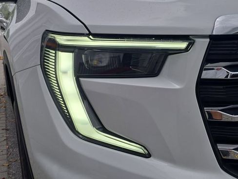 Certified 2025 GMC Acadia Elevation FWD image 10