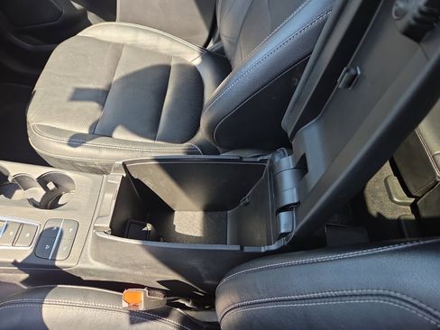 Used 2020 Ford Escape Titanium AWD/4WD image 32