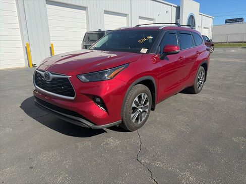 Used 2022 Toyota Highlander XLE image 3