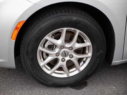 Used 2024 Chrysler Pacifica Touring-L FWD image 9